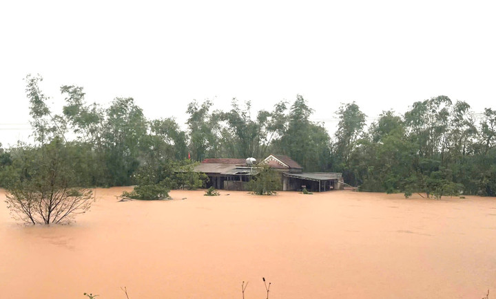 Hàng trăm nhà dân ở tỉnh Hà Tĩnh vẫn chìm trong biển nước