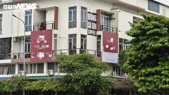 Nhiều biển hiệu quảng cáo, văn phòng giao dịch bất động sản mời chào người dân.