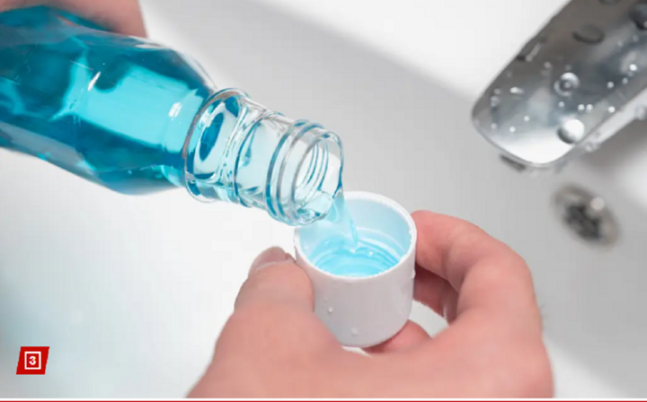 Sau khi đánh răng nên đợi ít nhất 10-15 phút rồi mới sử dụng nước súc miệng. (Ảnh: nypost).