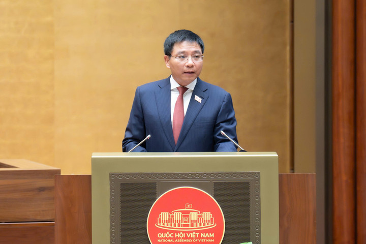 Bộ trưởng Bộ Tài chính Nguyễn Văn Thắng trình bày tờ trình.