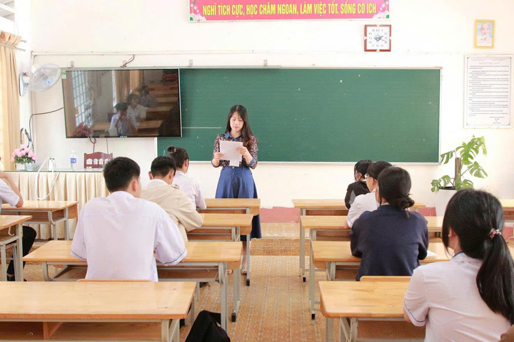 다크락 주 교육훈련부는 13호 폭풍을 예방하고 피하기 위해 해안 지역의 모든 교육 기관에 학생들이 집에 머물도록 지시했습니다.