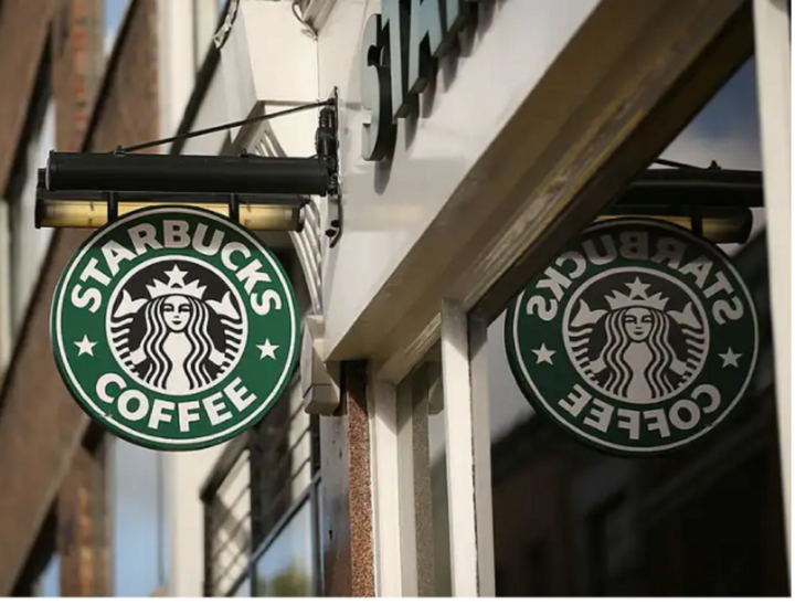 Ban đầu logo của Starbucks được thiết kế là hình ảnh mỹ nhân ngư ngực trần và có 2 đuôi, tuy nhiên, vào năm 2011, logo được thay đổi như hiện nay. (Ảnh: Independent).