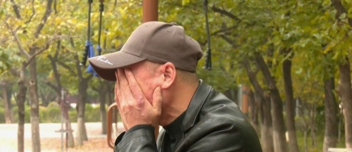 Li xúc động khi nhận ra ngôi nhà cũ của gia đình Ma đã bị phá hủy. (Ảnh: Weibo)