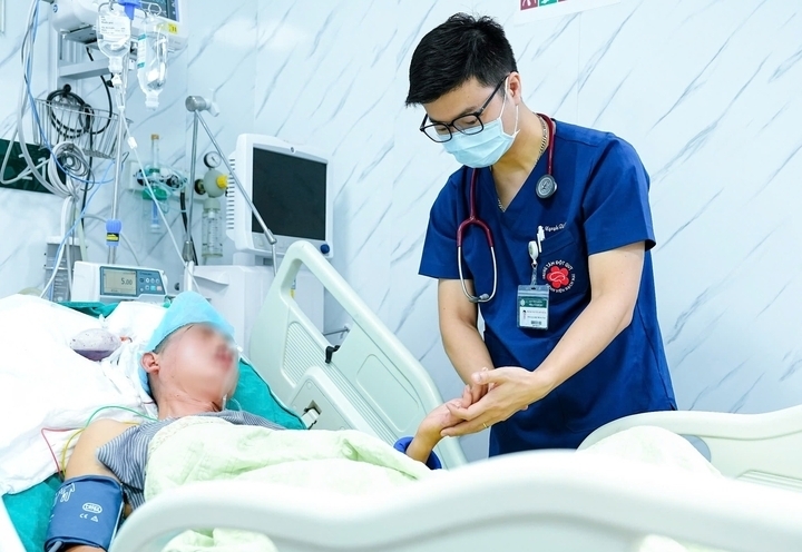 Bác sĩ Nguyễn Tiến Dũng chăm sóc người bệnh đột quỵ.