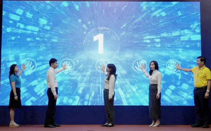 Đại biểu bấm nút khởi động chiến dịch truyền thông với chủ đề “60 ngày tăng tốc - Hoàn thành chỉ tiêu phát triển người tham gia BHXH, BHYT năm 2025”.