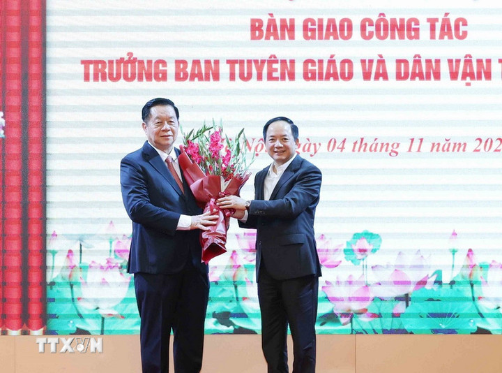 Ông Trịnh Văn Quyết, Bí thư Trung ương Đảng, Trưởng Ban Tuyên giáo và Dân vận Trung ương tặng hoa chúc mừng Đại tướng Nguyễn Trọng Nghĩa, Ủy viên Bộ Chính trị, Bí thư Trung ương Đảng, Chủ nhiệm Tổng cục Chính trị Quân đội nhân dân Việt Nam.