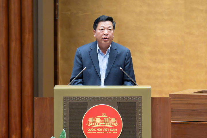 Bộ trưởng Bộ Xây dựng Trần Hồng Minh trình bày tờ trình. (Ảnh: Media Quốc hội).