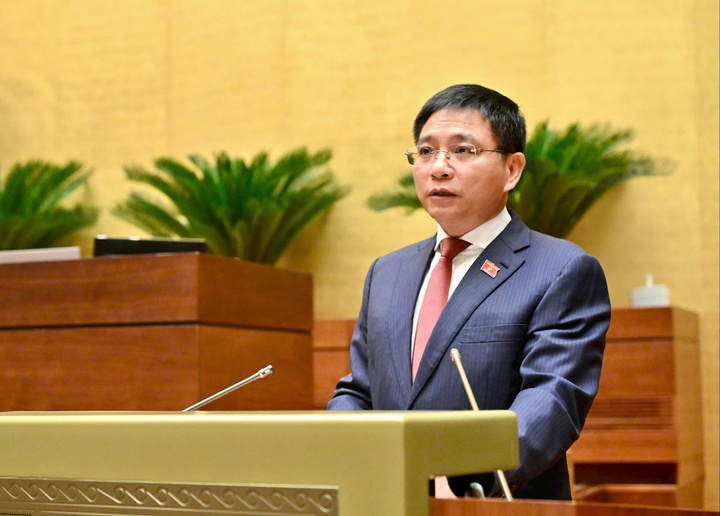 Bộ trưởng Bộ Tài chính Nguyễn Văn Thắng trình bày tờ trình Dự án Luật Thuế thu nhập cá nhân (sửa đổi). (Ảnh: Media Quốc hội).