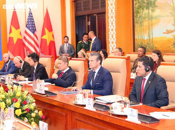 អនុរដ្ឋលេខាធិការនៃកងទ័ពជើងទឹកអាមេរិក លោក Hung Cao (ជួរមុខ ទីបីពីស្តាំ) អមដំណើររដ្ឋមន្ត្រីក្រសួងការពារជាតិ War Pete Hegseth (ជួរមុខ ទីពីរពីស្តាំ) ក្នុងអំឡុងទស្សនកិច្ចផ្លូវការនៅវៀតណាម នៅទីក្រុងហាណូយ ថ្ងៃទី 2 ខែវិច្ឆិកា ឆ្នាំ 2025។