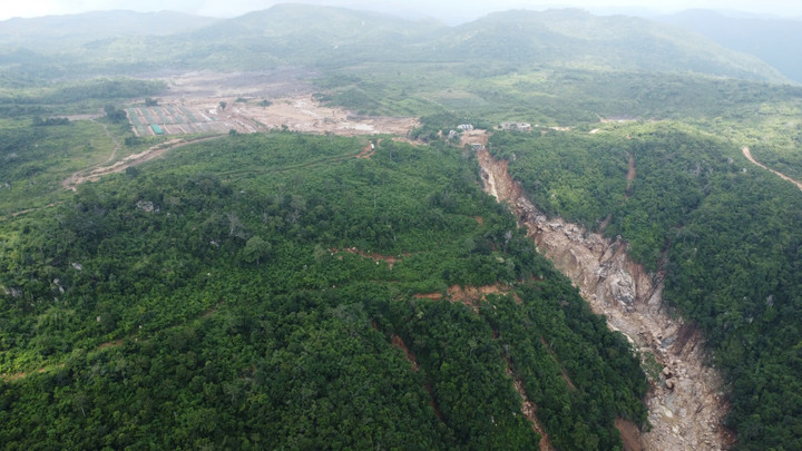 Hạng mục bờ hồ bị vỡ được chủ trang trại xây dựng theo hình thức bờ đắp đất, đá, không có kè bê tông.