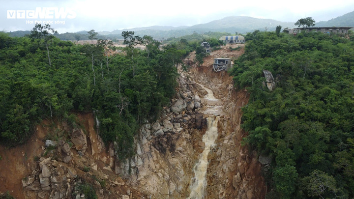 Sự cố khiến hàng trăm nghìn m³ nước từ trên núi đổ xuống.