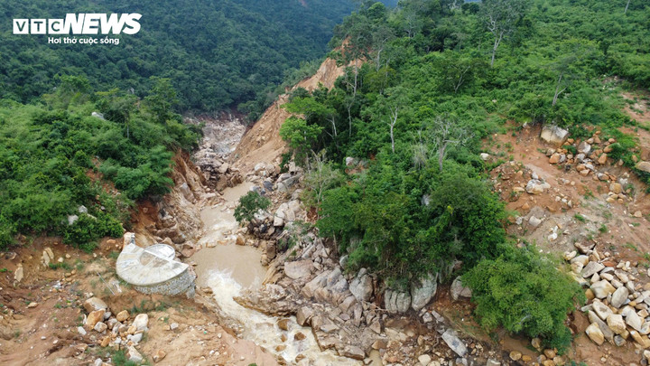 Đất đá đổ xuống núi.