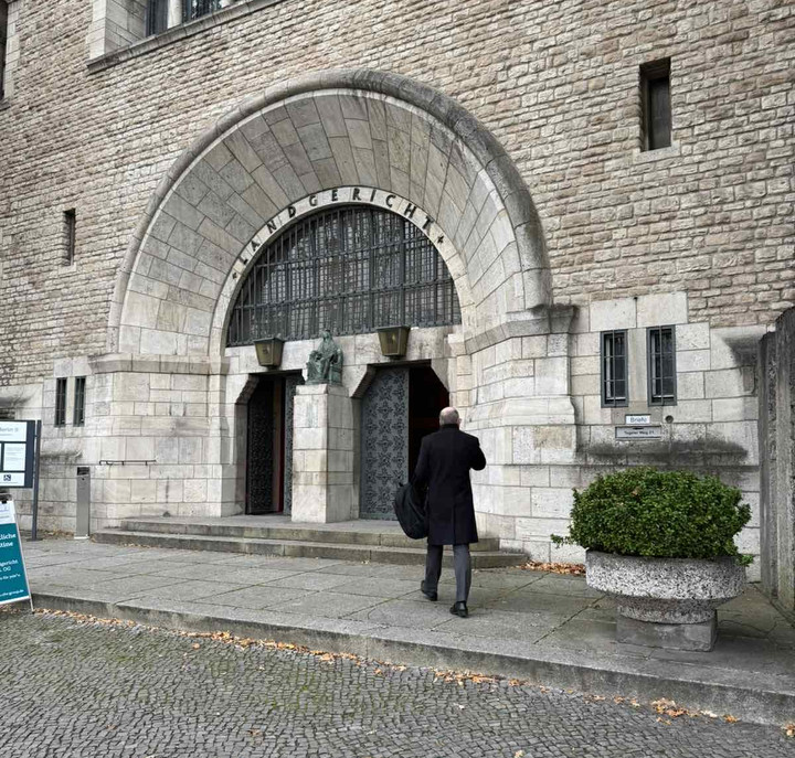 Toà án dân sự nơi diễn ra phiên xét xử.