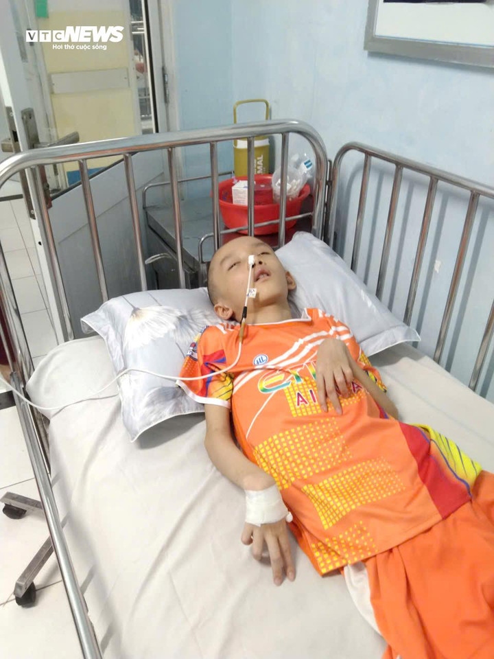 Neputând merge la școală ca colegii săi, Minh Khoi și-a petrecut cea mai mare parte a vieții în spital.