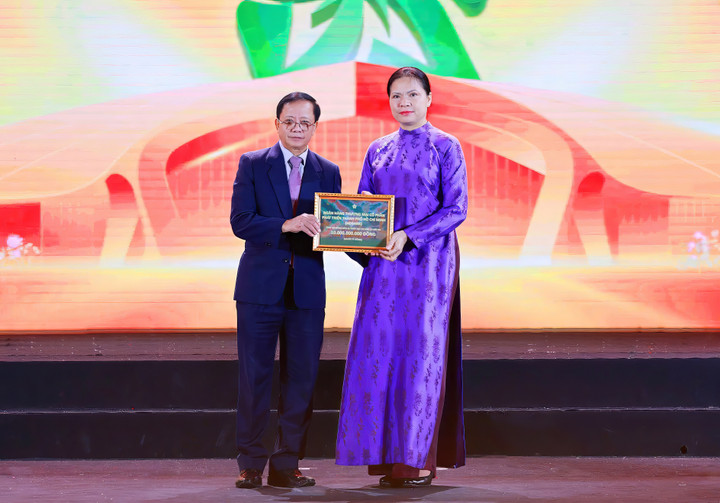 Đại diện HDBank trao tặng 10 tỷ đồng chung tay hỗ trợ đồng bào miền núi phía Bắc và miền Trung khắc phục hậu quả bão lũ, tại Lễ bế mạc Hội chợ Mùa Thu 2025 (Hà Nội), tối 3/11.