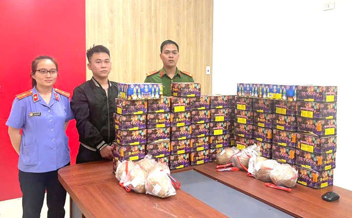 Trần Văn Dũng cùng tang vật tại Cơ quan Công an