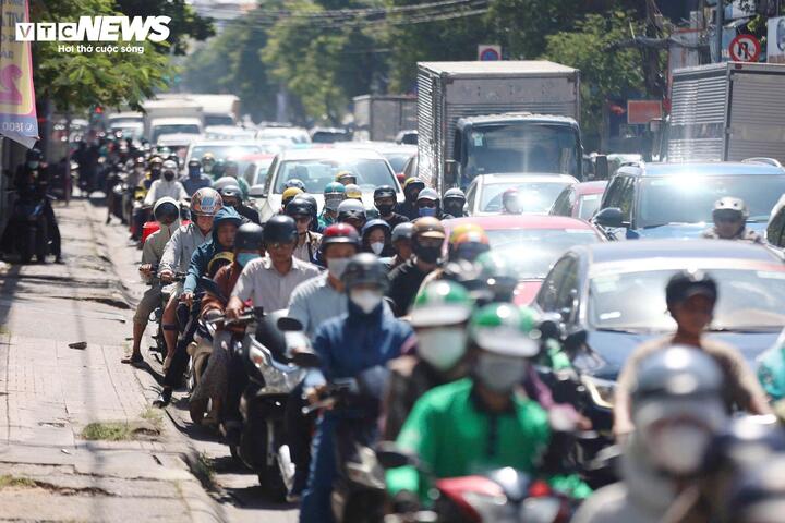 Kẹt xe giờ cao điểm tại TP.HCM cho thấy áp lực giao thông và ô nhiễm từ hàng triệu phương tiện.