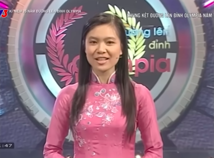 MC Khánh Chi dẫn chương trình Đường lên đỉnh Olympia mùa 8.