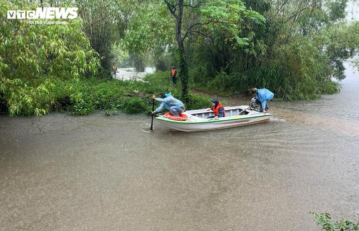 Mưa lớn diễn ra vào cuối tháng 10 và đầu tháng 11 ở Quảng Ngãi khiến 4 người chết, 2 người mất tích, hàng nghìn nhà dân bị ngập.
