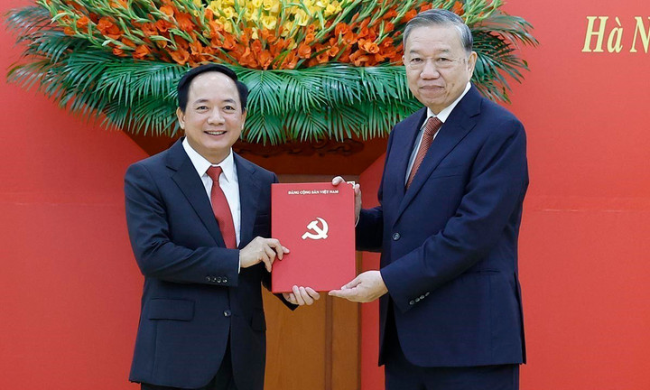 Tổng Bí thư Tô Lâm trao quyết định cho ông Trịnh Văn Quyết. (Ảnh: TTXVN)