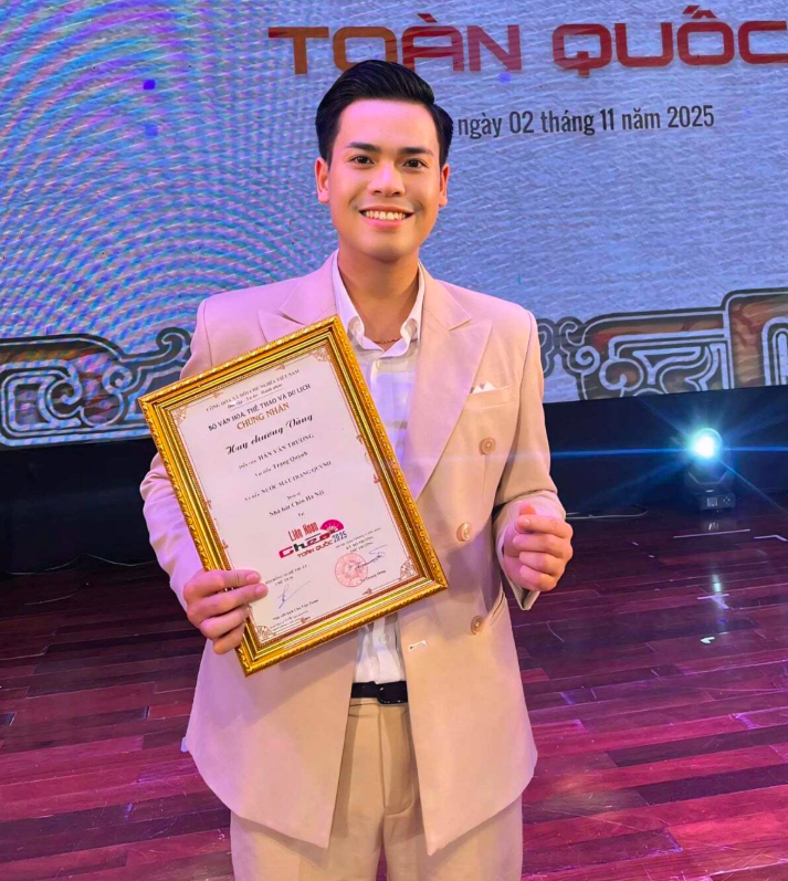 Pelakon Cheo Quang Truong baru sahaja memenangi Pingat Emas di Festival Cheo Kebangsaan 2025.