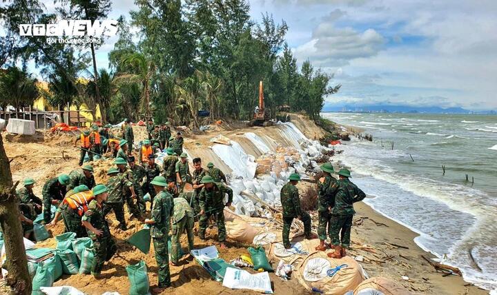 Trước thềm bão số 13 đổ bộ, hàng trăm cán bộ, chiến sĩ thuộc Bộ Chỉ huy Quân sự TP Đà Nẵng và Quân khu 5 đã có mặt tại khu vực bờ biển Hội An để gia cố các vị trí đang bị xói lở nghiêm trọng.