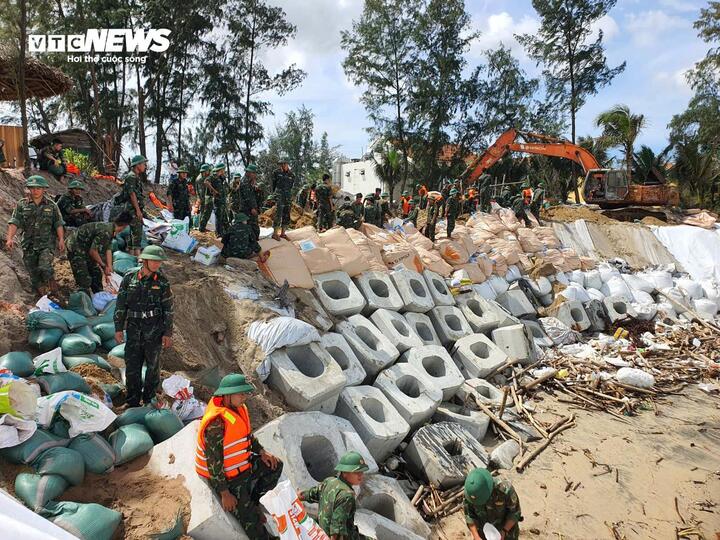 Rất nhiều khối bêtông được đúc sẵn đã được tập kết tại bờ biển Hội An để phục vụ cho việc gia cố.