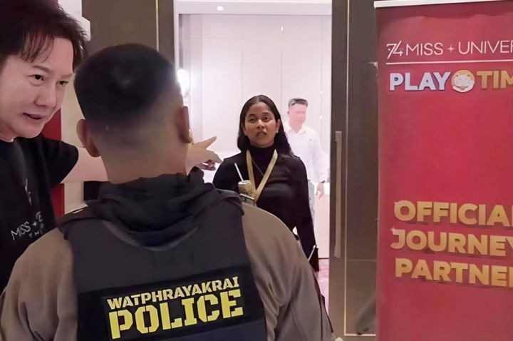 Cảnh sát gỡ bỏ băng rôn quảng cáo ứng dụng cờ bạc tại nơi tổ chức Miss Universe 2025.