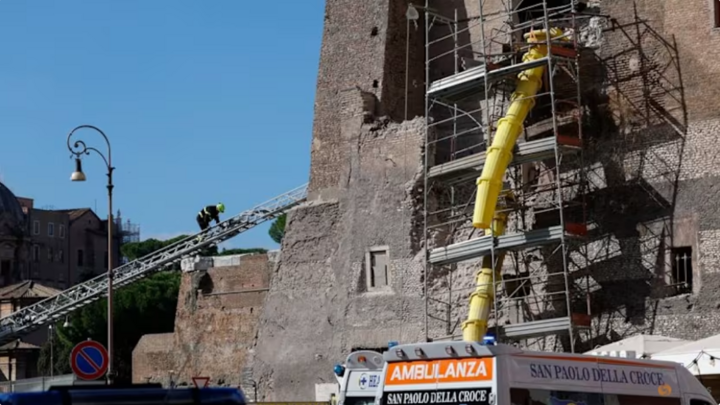 Lực lượng cứu hộ khẩn trương làm việc tại hiện trường vụ sập một phần tháp Torre dei Conti. Ảnh: Reuters