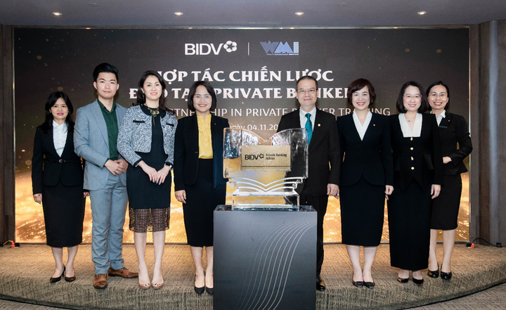 Đại diện BIDV và WMI Singapore tại Lễ ra mắt chương trình hợp tác đào tạo Private Banker.