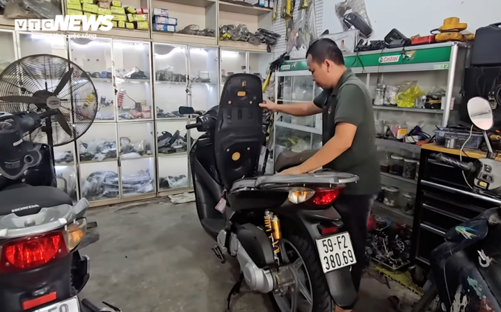 Thợ sửa xe chia sẻ lo ngại về độ an toàn khi cải hoán xe máy xăng sang điện.