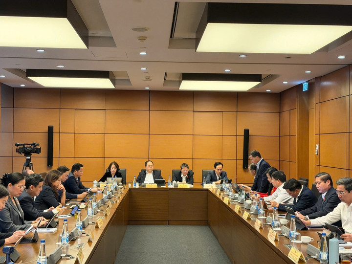 Đại biểu Quốc hội thảo luận tổ ngày 4/11. (Ảnh Quốc hội)