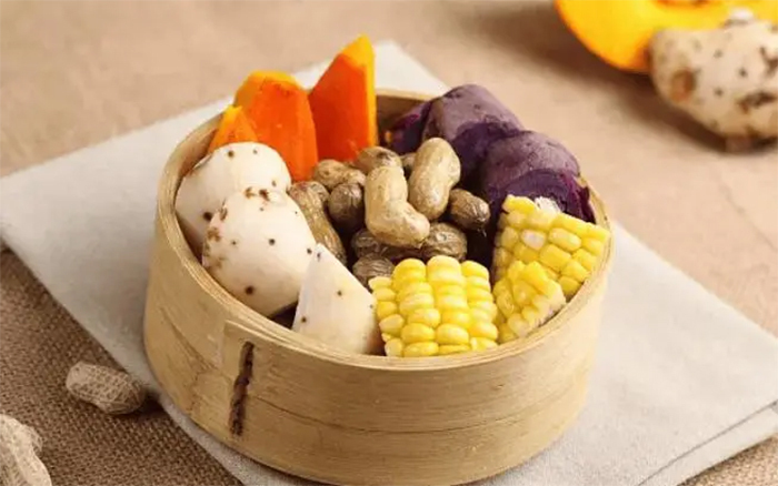 Thay vì chế độ ăn nhiều tinh bột, hãy lự chọn các loại ngũ cốc nguyên hạt. (Ảnh: Sohu)