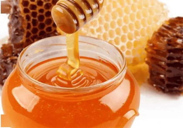 Mật ong không chỉ tốt cho sức khỏe mà còn hiệu quả với việc đốt mỡ thừa. (Ảnh: Sohu)