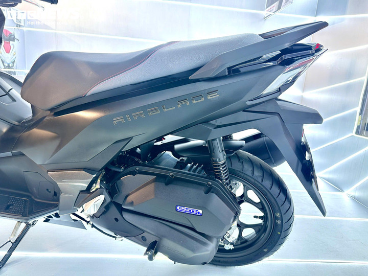 Dòng xe có ba phiên bản: Thể thao, Đặc biệt, Tiêu chuẩn.Tất cả phiên bản Air Blade 160/125 đều dùng động cơ eSP+ 4 van, đạt chuẩn Euro 3, vận hành mạnh mẽ và tiết kiệm nhiên liệu. (Ảnh: Mạnh Hùng)
