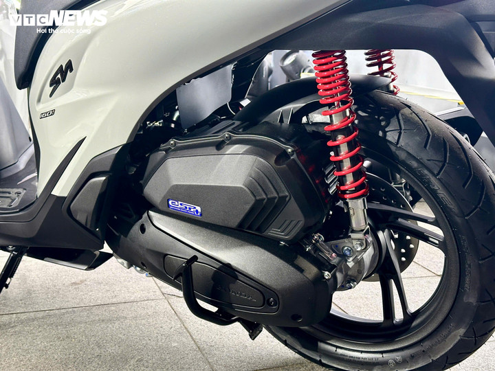 Hệ thống chống bó cứng phanh ABS được trang bị trên 2 bánh ở các phiên bản Thể thao, Đặc biệt và Cao cấp của SH160i/125i, cho phép người lái tự tin, an tâm trong mọi tình huống như khi phanh gấp khi đang đi ở tốc độ cao hay trên mặt đường trơn trượt. (Ảnh: Mạnh Hùng)