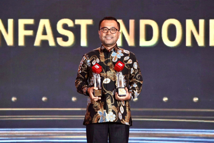 Ông Kariyanto Hardjosoemarto, CEO VinFast Indonesia, đại diện nhận giải thưởng tại Lễ trao giải CNN Indonesia Awards 2025.