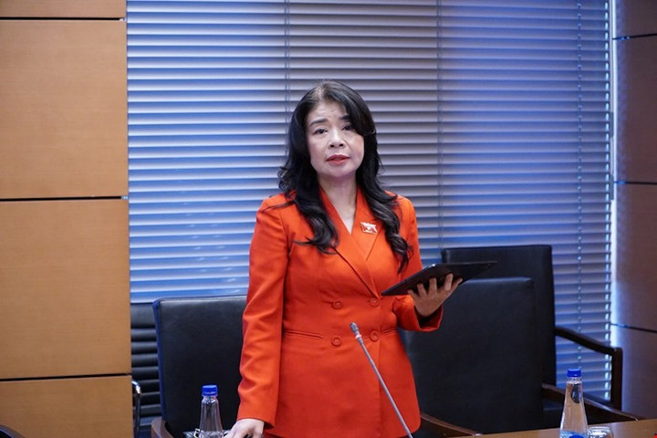 Đại biểu Lê Thu Hà (Đoàn ĐBQH tỉnh Lào Cai) phát biểu.