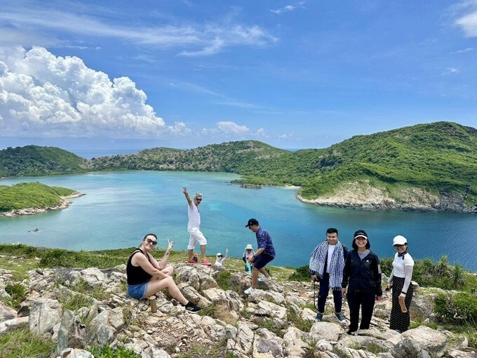 A turisták élvezik a zöld turizmust Con Daóban.