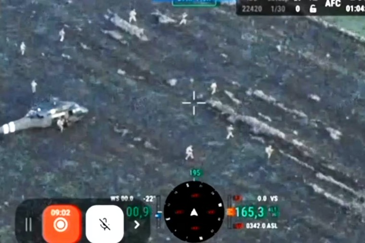 Ảnh chụp từ đoạn video, được nguồn tin quân đội Ukraine xác nhận, cho thấy trực thăng và binh sĩ được triển khai tại thành phố Pokrovsk, miền Đông Ukraine. (Nguồn: Quân đội Ukraine/qua Reuters)