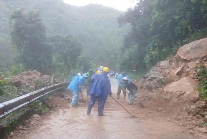 Mưa lũ gây ra nhiều điểm sạt lở ở miền núi TP Huế