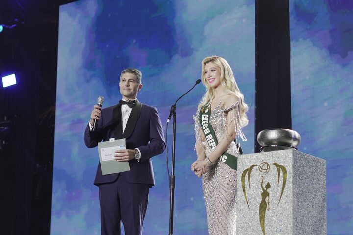 Tại đêm chung kết, khi nhận câu hỏi nên "chuyển cuộc chiến chống biến đổi khí hậu sang việc phòng ngừa bệnh tật và nạn đói", nàng hậu tự tin cho rằng cô không có mặt ở đây để so sánh hay lựa chọn xem điều gì quan trọng hơn - giữa các vấn đề môi trường hay xã hội.