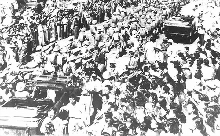 Đoàn quân chiến thắng tiến về giải phóng Thủ đô Hà Nội. (Ảnh tư liệu)
