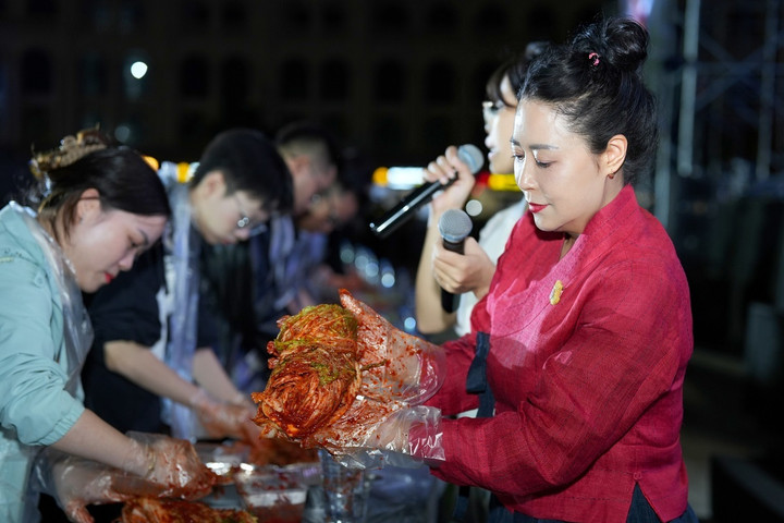 Không gian trải nghiệm làm kim chi Hàn Quốc ngay tại sự kiện.