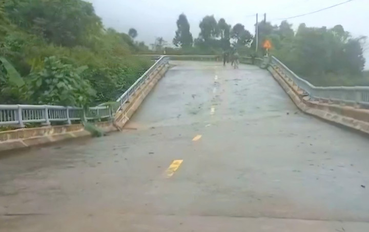 Cầu cạn trên đường Hồ Chí Minh nhánh Tây đoạn qua TP Huế bị mưa lũ đẩy xô lệch gần 1 mét.