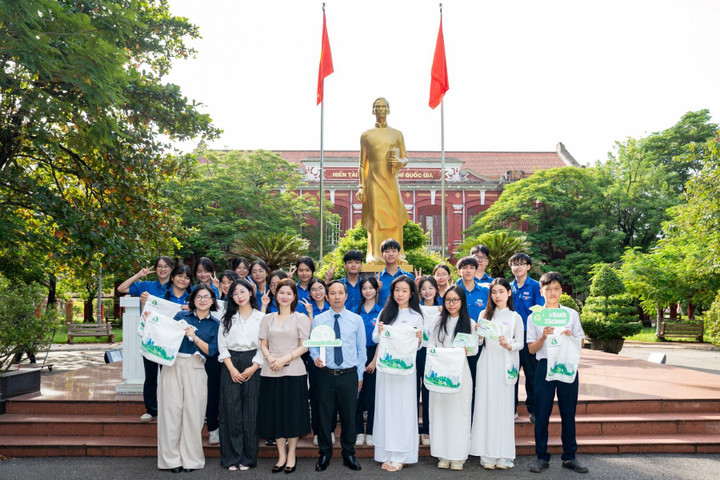 Ban tổ chức cuộc thi Tiếng nói Xanh trong buổi giới thiệu thông tin về mùa 3 đến học sinh tại THPT Chuyên Quốc học Huế.