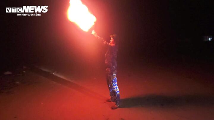 Tối 5/11, các đơn vị quân sự dọc tuyến biển TP Huế đồng loạt bắn pháo hiệu báo bão, phát tín hiệu kêu gọi tàu thuyền khẩn trương vào nơi tránh trú an toàn.