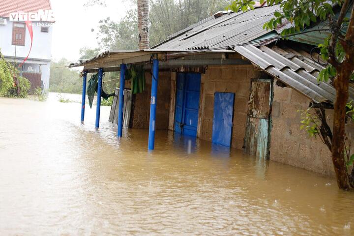 Trước khi cuồng phong Kalmaegi đổ bộ, toàn TP Huế vẫn còn hơn 10.000 ngôi nhà bị ngập. (Ảnh: Sỹ Nhất)