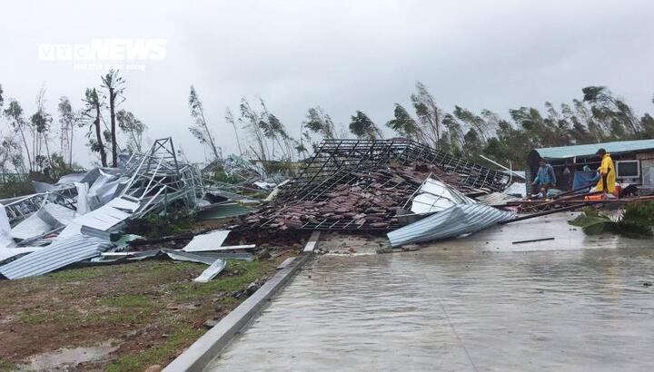 Bão số 12 Damrey khi đổ bộ miền Trung khiến 123 người chết và mất tích, gây thiệt hại khoảng 22.700 tỷ đồng.