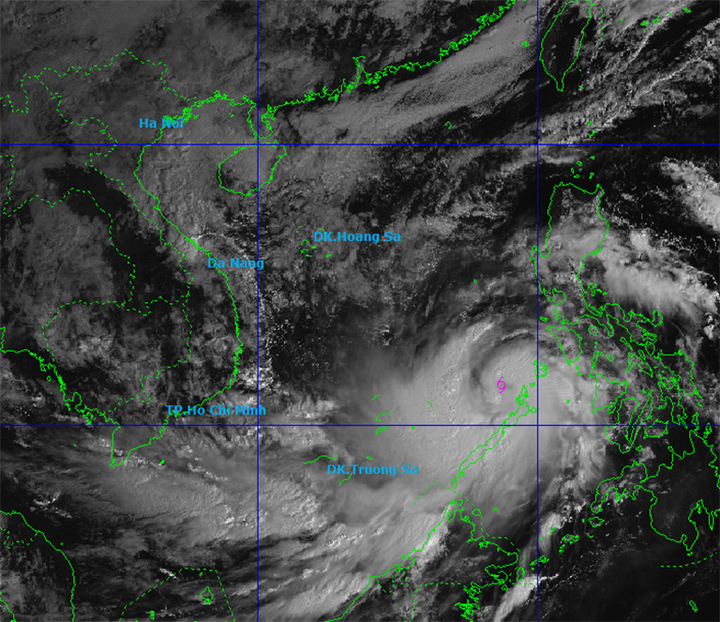 Bão Kalmaegi hiện cách đảo Song Tử Tây khoảng 480km, hướng vào đất liền các tỉnh từ Quảng Ngãi - Đắk Lắk. (Nguồn: NCHMF)